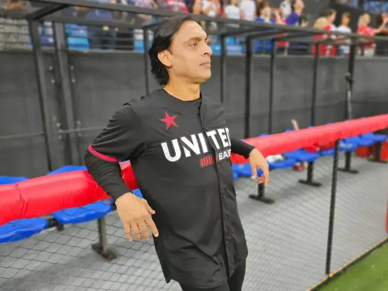 Shoaib Akhtar turns baseball player, fearsome pitcher